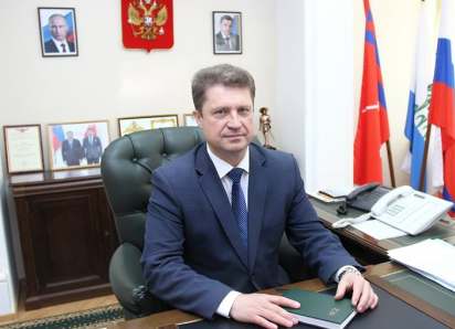 Камышане в минувший месяц  видели своего главу Станислава Зинченко разве что на портретах к поздравительным публикациям 