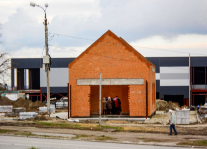 В Камышине на пересечении улиц Ленина и Некрасова уже просматриваются контуры храма святого покровителя нашего города Димитрия Солунского