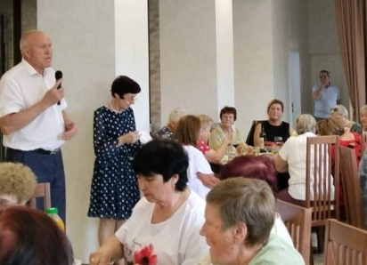 Спикер Камышинской городской думы Владимир Пономарев пришел сказать речь текстильщикам, наполнившим бокалы