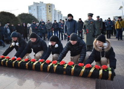 В День героев Отечества камышане принесли гирлянды и цветы к мемориалам