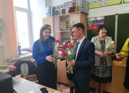Накануне 8 марта глава далекого села Усть-Грязнуха в Камышинском районе пришёл в школу с охапкой тюльпанов