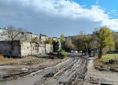 Камышан «взорвала» внутриквартальная дорога-месиво в центре города