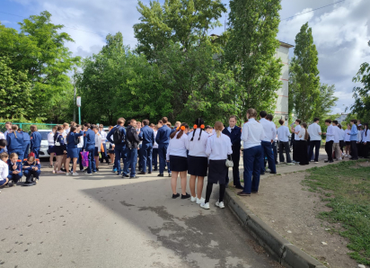 Девятиклассники в белых блузках и рубашках  «в очередь» выстроились на сдачу ОГЭ по математике в Камышине сегодня, 2 июня