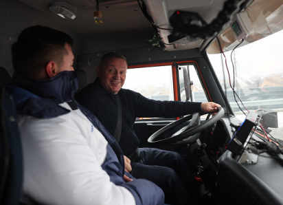 Андрей Бочаров сел за руль КАМАЗа, проехал по участку обхода Волгограда и рассказал про мост-мечту через Волгу у трассы Камышин - Волгоград