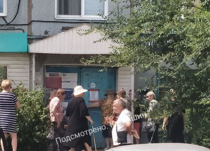 Камышане показали в соцсетях очередной «замок» на дверях почтового отделения, у которого толпятся люди