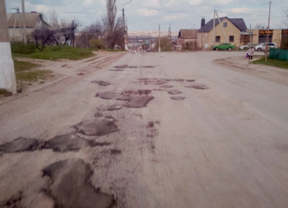 В Камышине водители, измученные «дырявыми» дорогами, призывают демонстративно перекрывать самые опасные участки