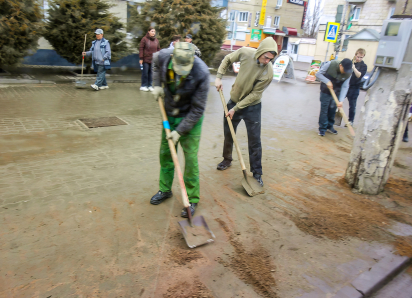 Как в Камышине начался месячник по благоустройству: в профильном МБУ решили в первую очередь расчистить остановки на центральных улицах