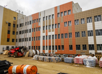 Из пресс-службы губернатора Волгоградской области сообщили, что открытие поликлиники на улице Советской в Камышине переносится на 2026 год