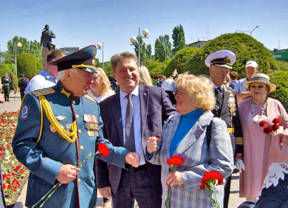 Военные марши и танцовщицы в платьях цвета российского триколора стали самыми яркими моментами маресьевского праздника в Камышине (ВИДЕО)