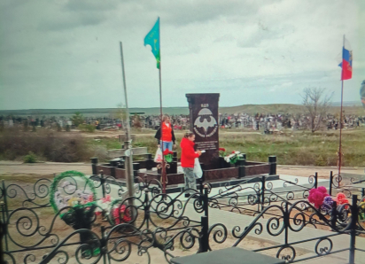 «В Камышине девчонки - жены воюющих ребят принесли поминальные угощения на могилы погибших в СВО парней: не все «поколение Z» испорченное!»