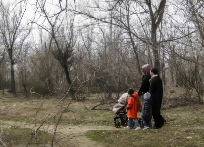 В Камышине  новый парк Текстильщиков начали убирать с «задворок» - горожане сразу отправились на прогулки по вычищенным тропинкам (ВИДЕО)