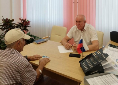 Спикер Камышинской городской думы Владимир Пономарев доложил, что все проблемы с личного приема он взял на контроль, на какое время - тайна