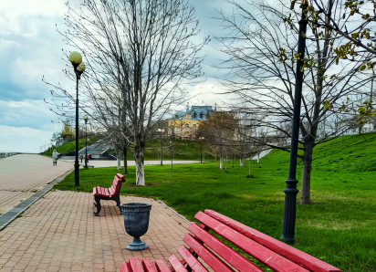 В Камышине на набережной появились свежевыкрашенные скамейки, но...