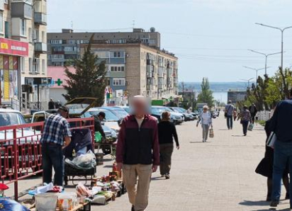 В результате инцидента на стихийном рынке на тротуаре на улице Ленина, о закрытии которого давно говорили камышане, пострадали трое горожан