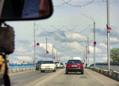 В Камышине Бородинский мост к Первомаю заранее украсили флажками, но бордюры пока производят впечатление крайне обшарпанных
