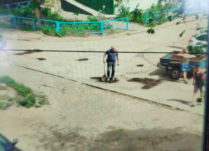 В Камышине жители купили прицеп асфальтовой крошки, чтобы самостоятельно залатать самые глубокие ямы на дороге