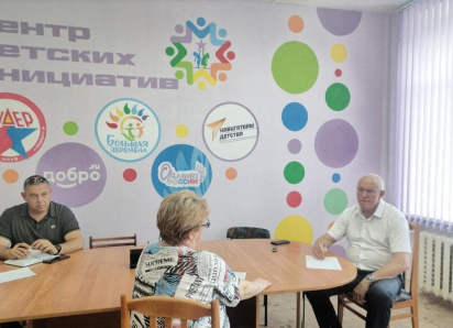 Спикер Камышинской городской думы Владимир Пономарев о чем-то поговорил с горожанами
