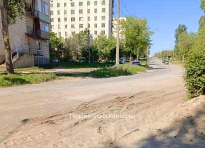 Камышане просят рабочих «Благоустройства» вычистить «микропустыню» у медколледжа в Камышине