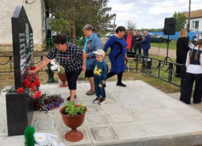 В самом дальнем селе Камышинского района почти на границе с Саратовской областью открыли мемориал павшим за Родину