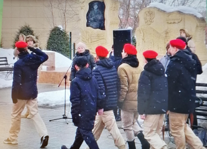 Юнармейцы отдавали честь Герою: в Камышине прошел митинг у памятника Александру Колгатину в годовщину его подвига