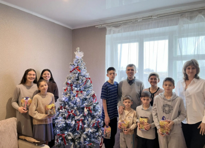 Переселенцы из Курской супруги Олег и Надежда Лунгу с 15-ю сыновьями и дочками готовятся праздновать второй Новый год в Камышинском районе