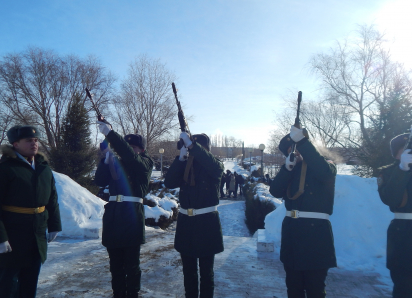Оружейными залпами отсалютовали в Камышине сегодня, 2 февраля, защитникам Сталинграда в годовщину победы в великом городе на Волге (ВИДЕО)