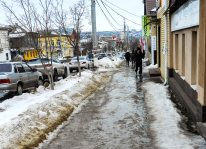 Ручьи по льду: на тротуарах по Пролетарской в Камышине передвигаться невозможно