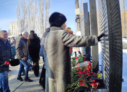 Женщины гладили строчки с родными именами на холодных плитах, мужчины стояли с непокрытыми головами: в Камышине принесли цветы к памятникам 