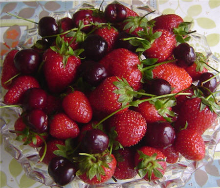 В Камышине местные производители витаминной продукции гарантируют горожанам  клубнику и черешню из «мичуринских садов»