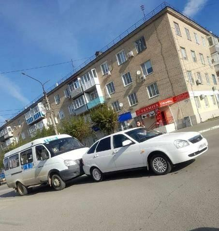 В Камышине на улице Ленина опять попала в ДТП маршрутка