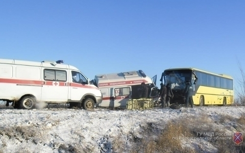 Пассажирский автобус частного камышинского перевозчика столкнулся в лобовую со «скорой»