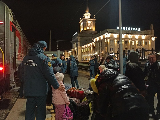 На вокзал Волгограда ночью прибыли эвакуированные из ДНР и ЛНР, в Камышине тоже готовят пункты временного размещения