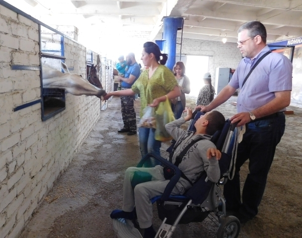 Юные камышане с инвалидностью посетили конюшню патрульно-постовой службы