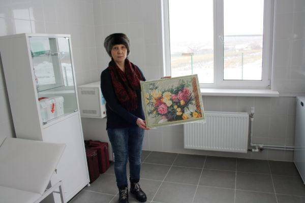 В Камышинском районе сельчан так обрадовало открытие долгожданного фельдшерско-акушерского пункта, что они подарили ему картину