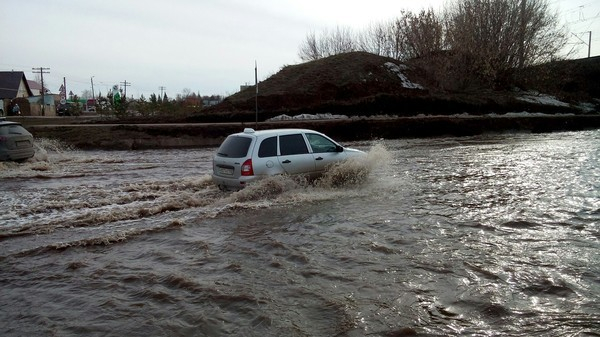 Реки воды затопили трассы и отрезали Камышинский район от соседнего Ольховского