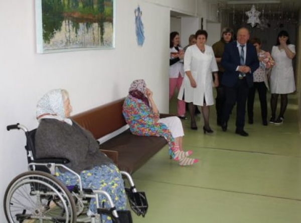 Глава Камышинского района Владимир Ерофеев привез новогодние подарки тем, кому их больше никто не подарит