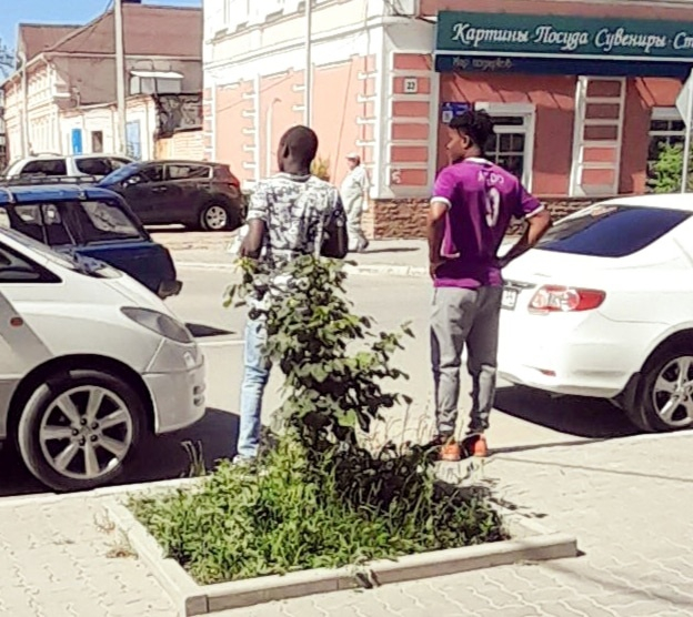 Камышан взволновали чернокожие отдыхающие на городских улицах