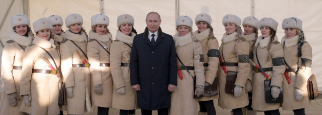 В сети не поверили, что в Волгограде Владимир Путин сфотографировался с девушками-полицейскими, а не с моделями