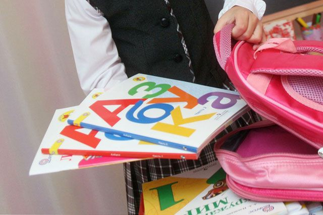 В Камышине 42 семьи с первоклассниками получили портфели, укомплектованные школьными принадлежностями