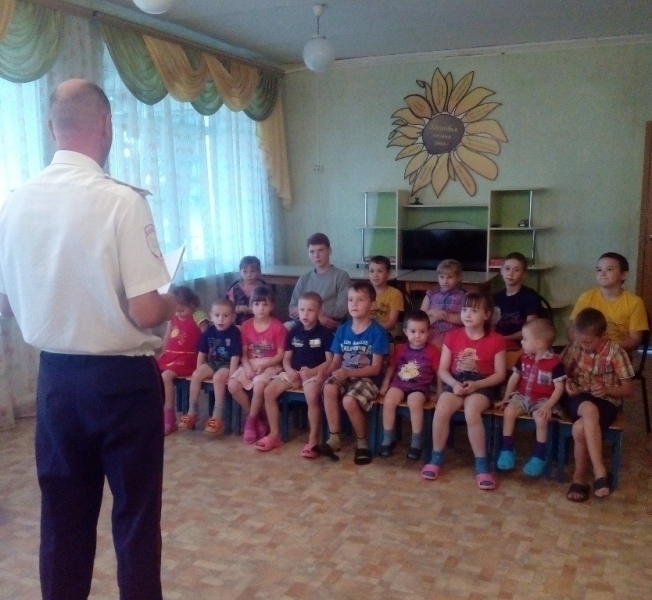 Сотрудники отдела ГИБДД города Камышина посетили Петроввальский социально-реабилитационный центр для несовершеннолетних