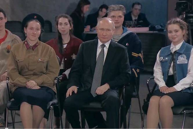 О чем поговорили в Волгограде с Путиным девушка в берете прабабушки-фронтовички и другие молодые люди