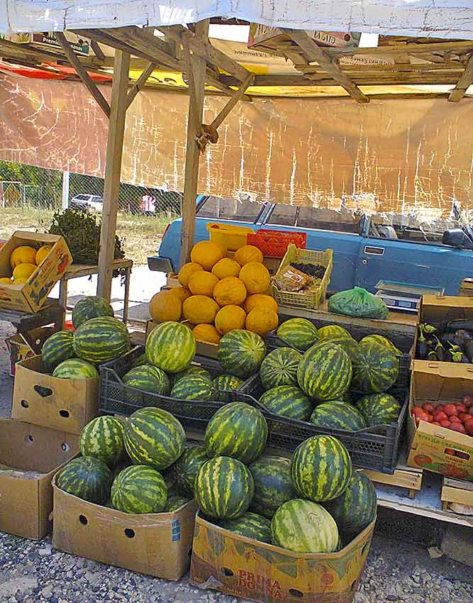 В Камышине на дешевом рынке на «Молодежке» появились местные арбузы по 30 рублей за килограмм