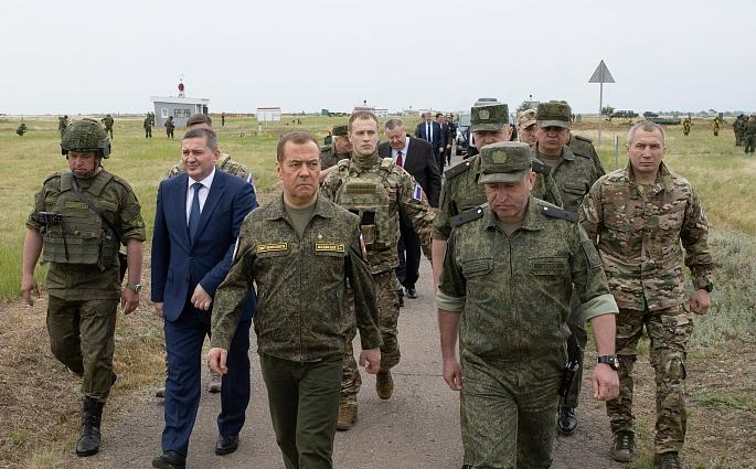 Поддержка военнослужащих, развитие городских пространств: Дмитрий Медведев провел рабочую поездку в Волгоградскую область