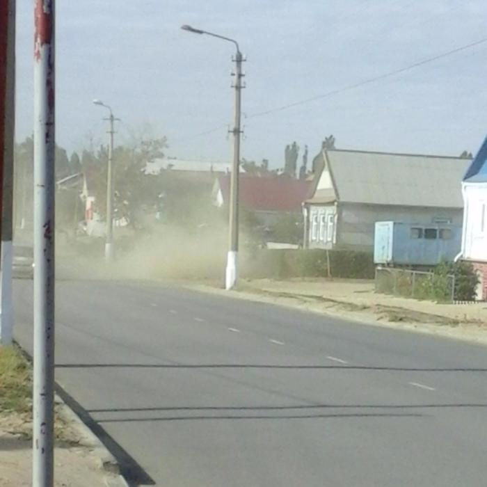 В Камышине машины благоустройства устроили на улицах пыльную бурю