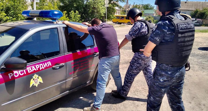 В Камышине росгвардейцы задержали 18-летнего «мачо», крушившего битой автомобили и избившего пенсионерку за отказ дать денег