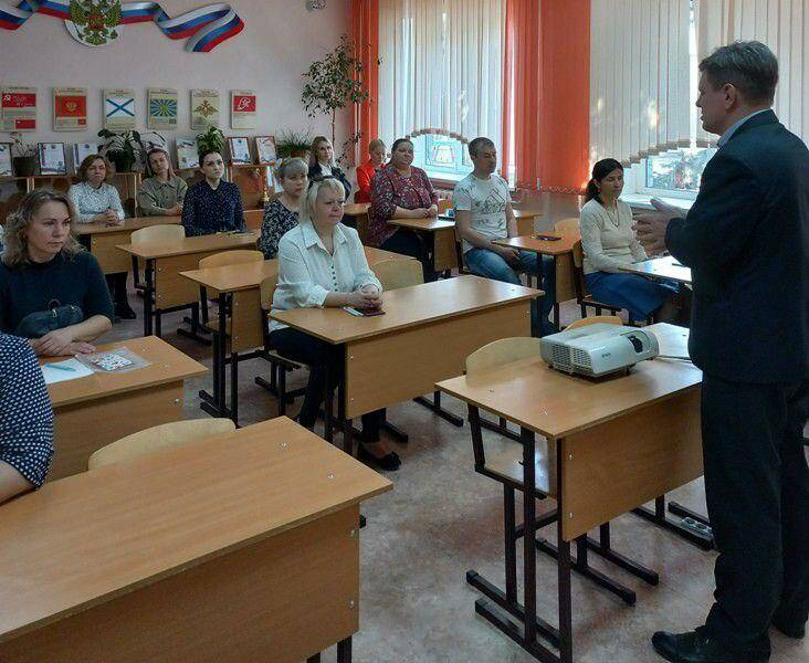 В Камышине засекретили оценки по ЕГЭ «потренировавшихся» в русском языке родителей школьников