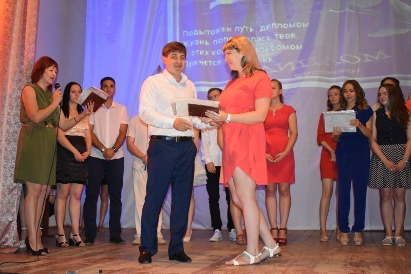Исполняющий обязанности главы администрации Камышина Андрей Летов вручил красные дипломы лучшим выпускникам политехнического колледжа
