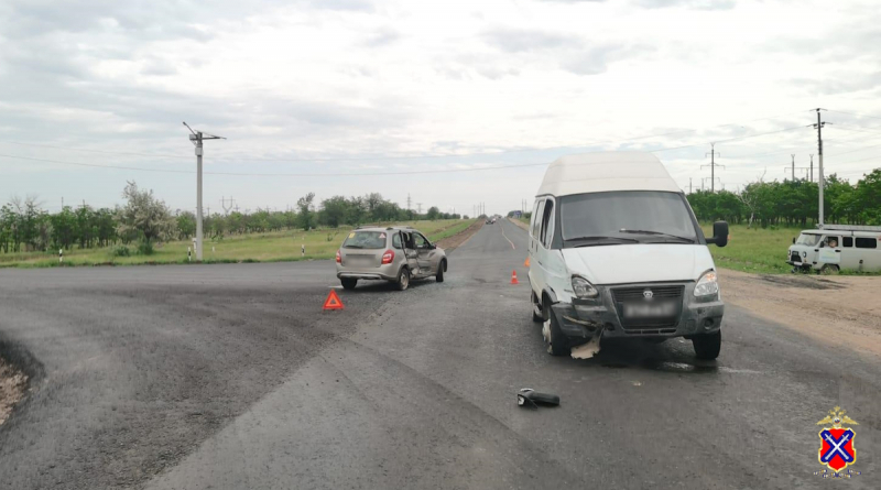 Упорная дама за рулем «Лады Гранты» не уступила дорогу встречной машине в Камышинском районе и отправила к хирургам свою молодую пассажирку