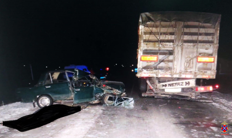 Мертвый пассажир выпал из легковушки на месте кошмарной аварии в Волгоградской области