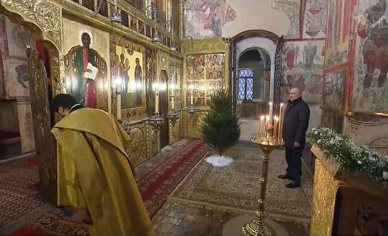 Владимир Путин посетил Рождественские богослужения один. Что это значит? - «Блокнот - Россия» (ВИДЕО)